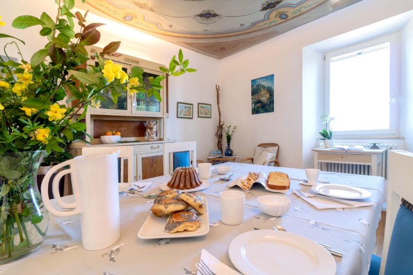 tavolo apparecchiato per la colazione al b&b tre finestre sul mare di grottammare alta