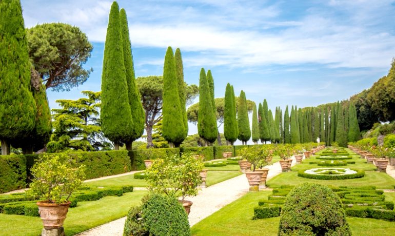 I Giardini e il Palazzo Pontificio a Castel Gandolfo: oasi papale nella splendida campagna romana