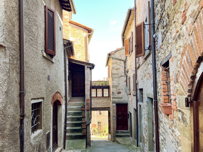 vista dei vicoli di Anghiari in Toscana