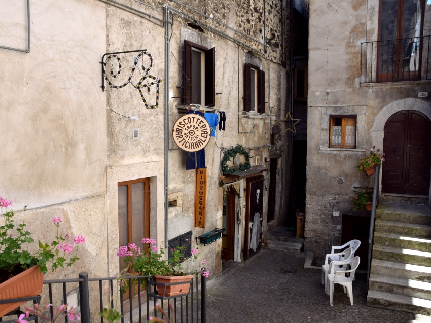 un vicolo caratteristico del borgo di scanno in Abruzzo