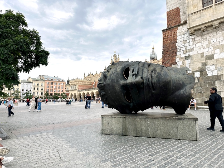 Piazza del Mercato di Cracovia con la Basilica e i palazzi storici
