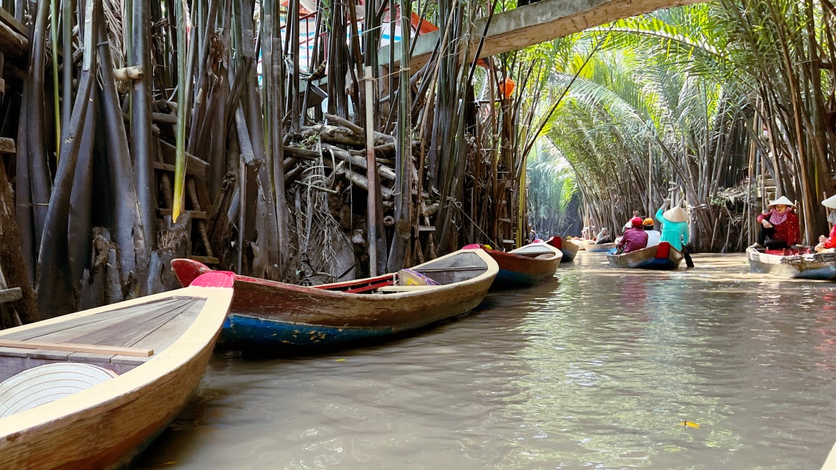 Viaggiatori immerso nella natura che partecipano ad attività di turismo rigenerativo e sostenibile