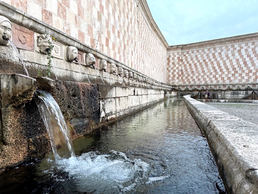 la fontana che è uno dei simboli della città dell' Aquila