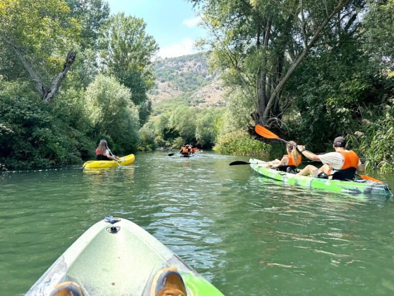 una delle attività che si possono fare a Bassi sul Tirino è un giro in canoa