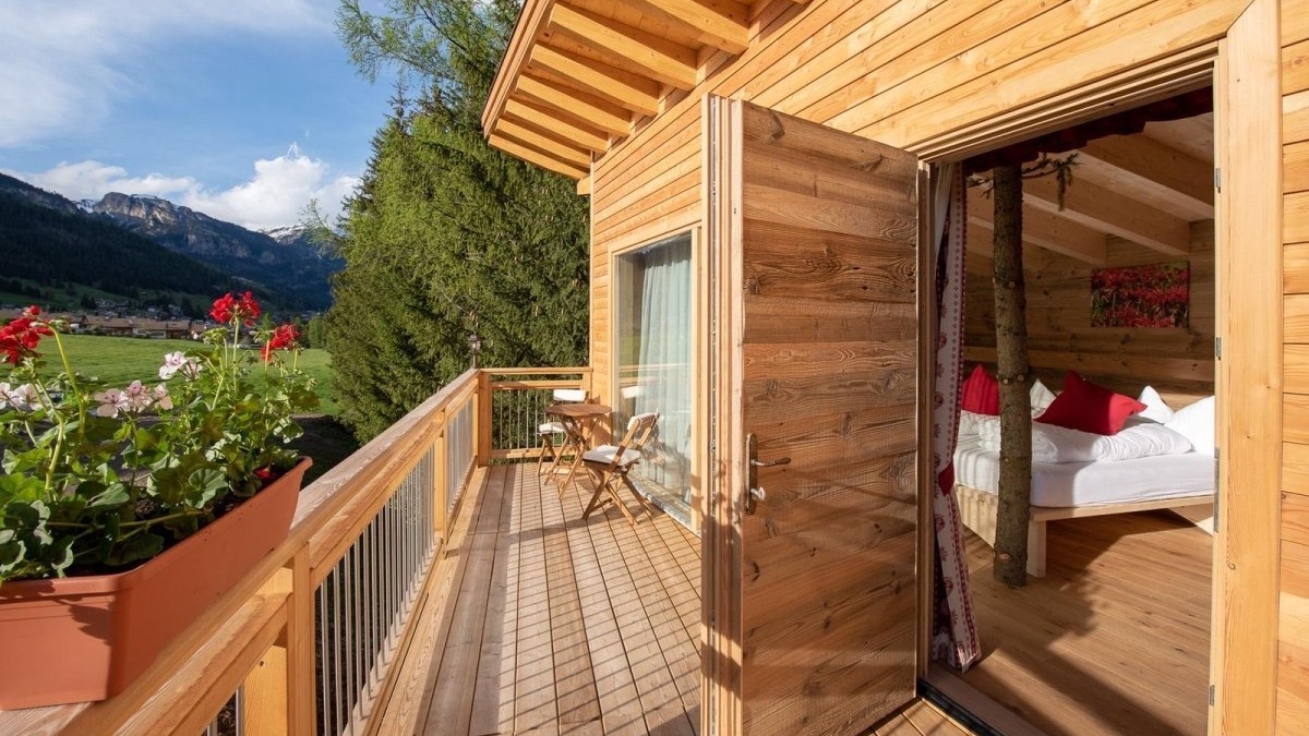 balcone in legno della casa sull' albero dell' agriturismo fiores in val di fassa