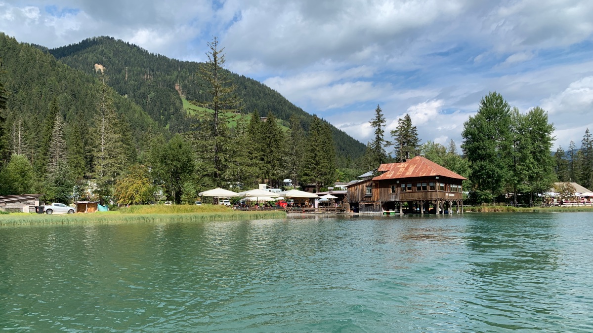 paesaggio di montagna e lago del trentino alto adige