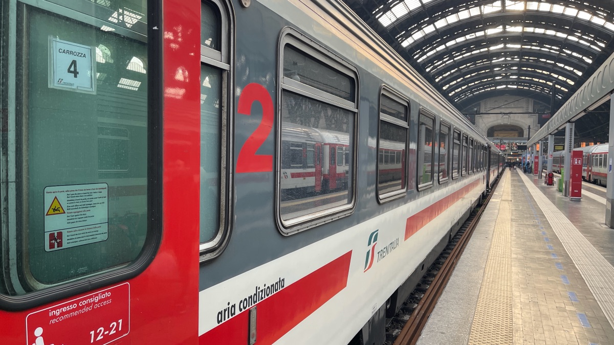 Treno intercity in stazione