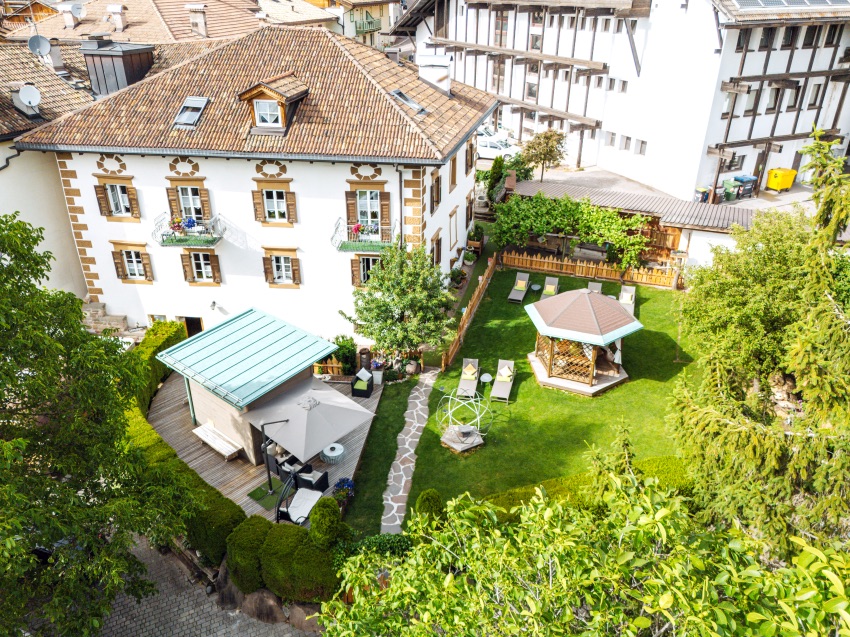 Facciata storica del Bio Boutique Hotel Laurino a Cavalese, Val di Fiemme