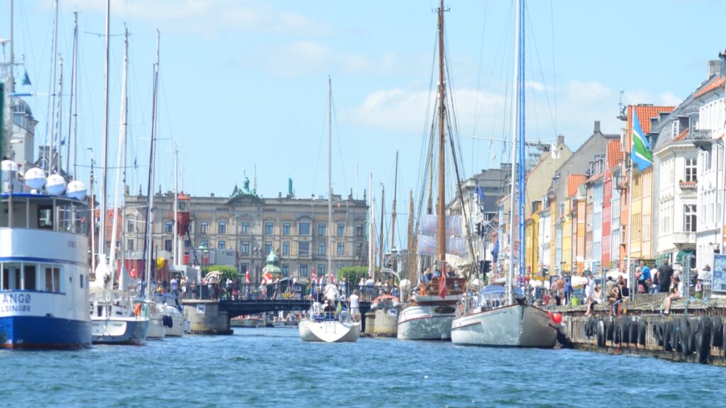 canale di copenaghen con barche e case colorate
